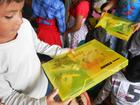 Crianças com os kits Ideia Fixa pela 'Educação e Cultura e Sorria para o Rally' (Divulgação)