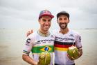 Avancini e Fumic comemoram na praia (Fabio Piva / Brasil Ride)