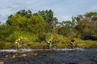 Atletas cruzam rio da região (Ney Evangelista / Brasil Ride)