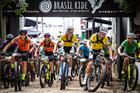 Campeões durante a largada da última etapa (Mario Jordany / Brasil Ride)
