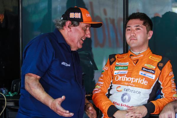 O chefe de equipe Amadeu Rodrigues e o piloto Rafael Suzuki (Foto: Vanderley Soares)