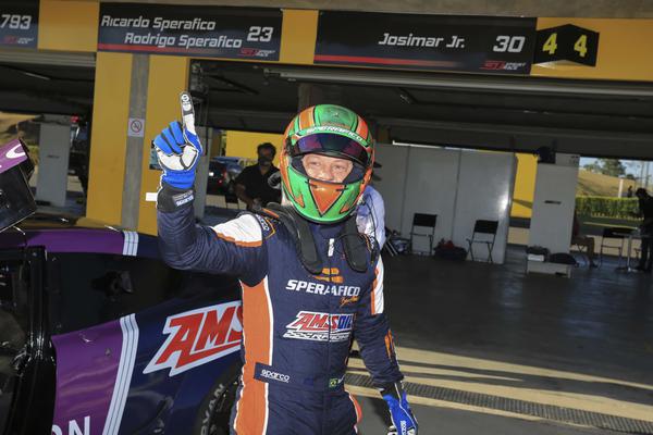 Ricardo Sperafico pole na primeira corrida categoria PRO (Luciano Santos / SiGCom)